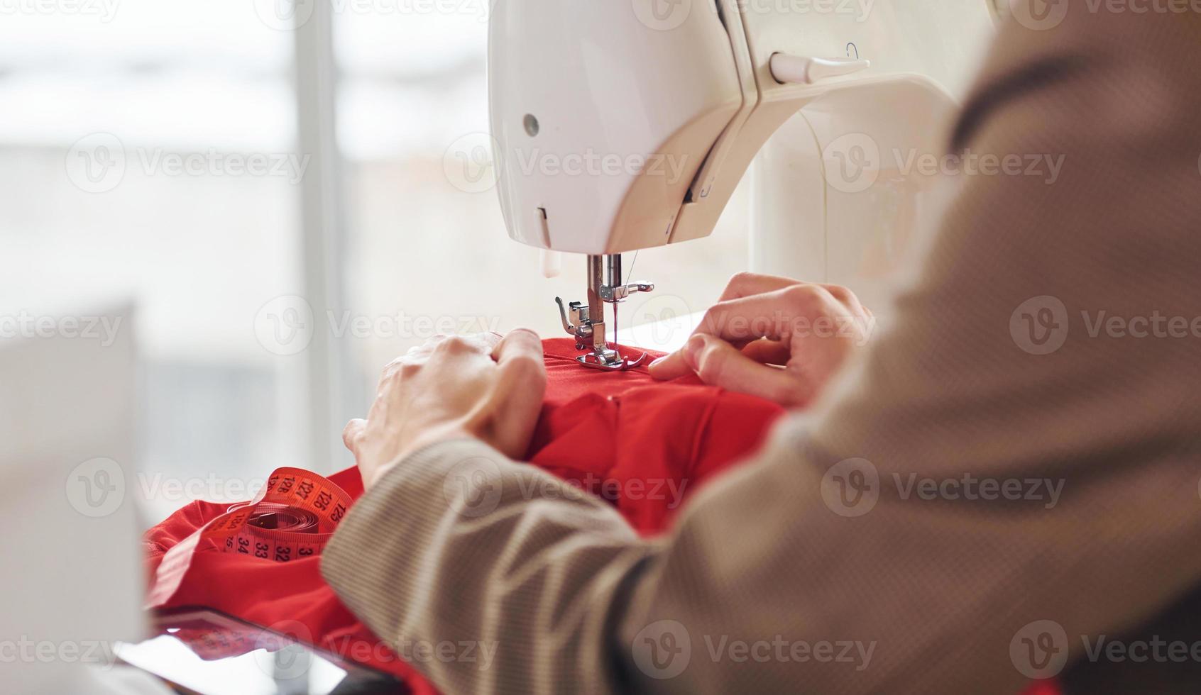 couturière travaillant au bureau. jeune femme en vêtements formels est à l'intérieur. conception du style photo