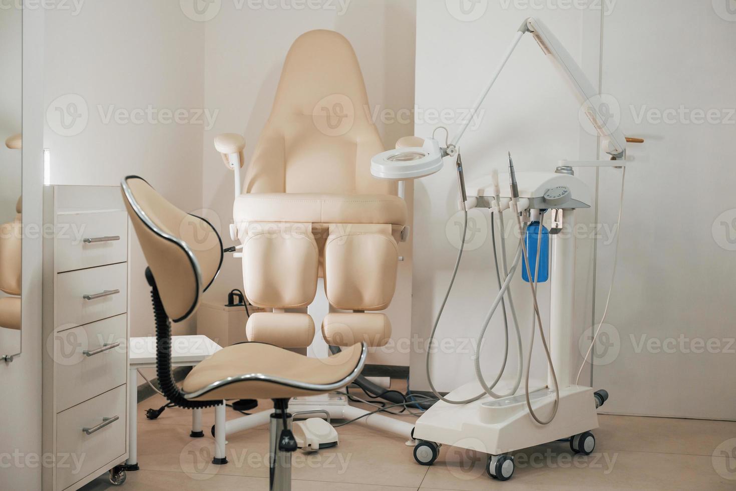 intérieur moderne du cabinet de la clinique avec chaises et outils médicaux photo