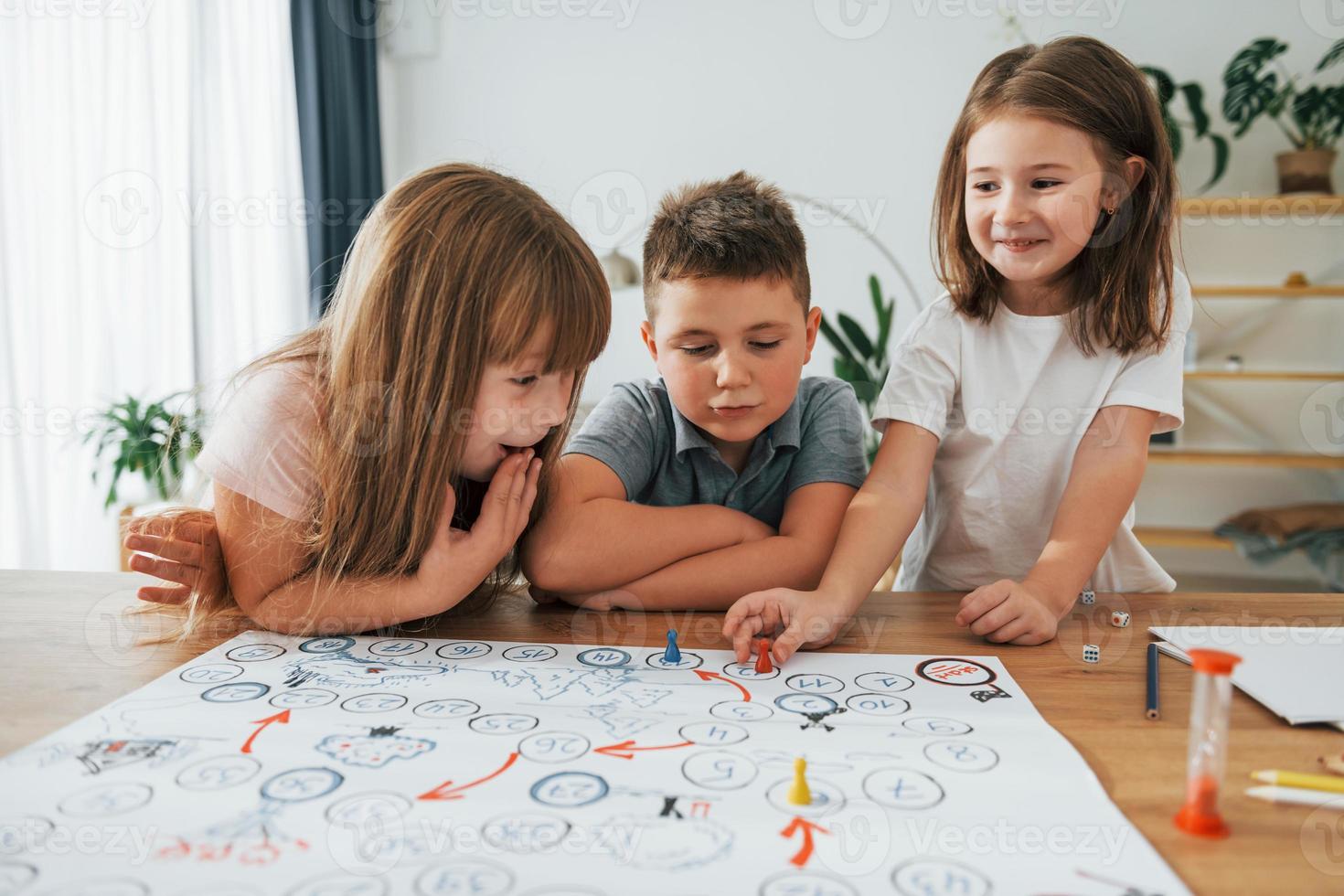 jouer ensemble. les enfants s'amusent dans la chambre domestique pendant la journée photo