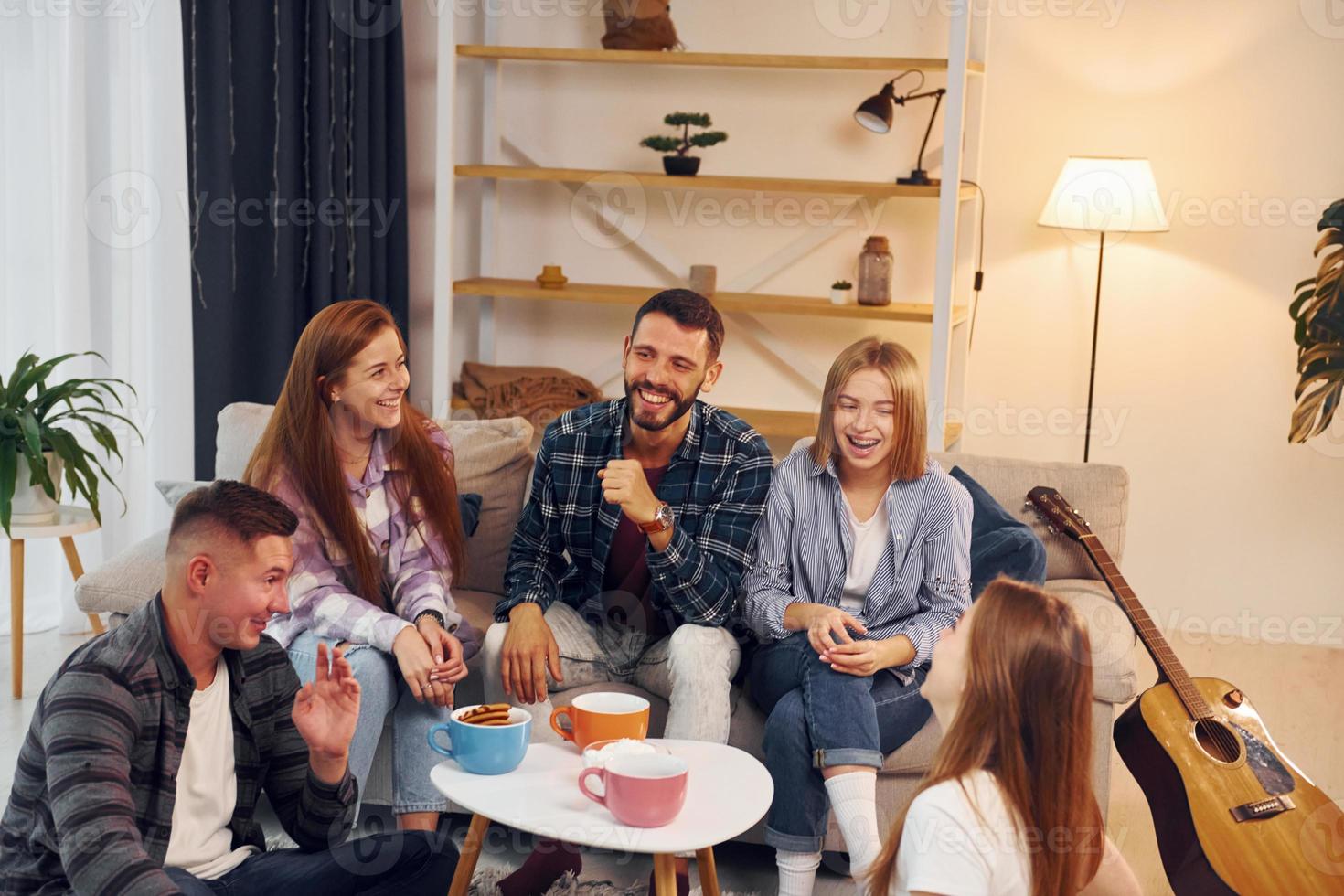 divertissement de temps libre. un groupe d'amis fait la fête ensemble à l'intérieur photo