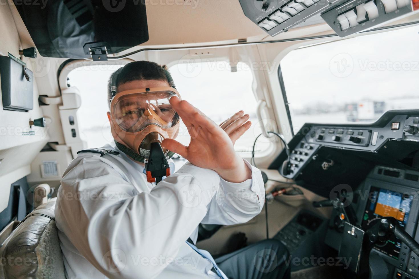 au masque à oxygène. pilote sur le travail dans l'avion de passagers. préparation au décollage photo