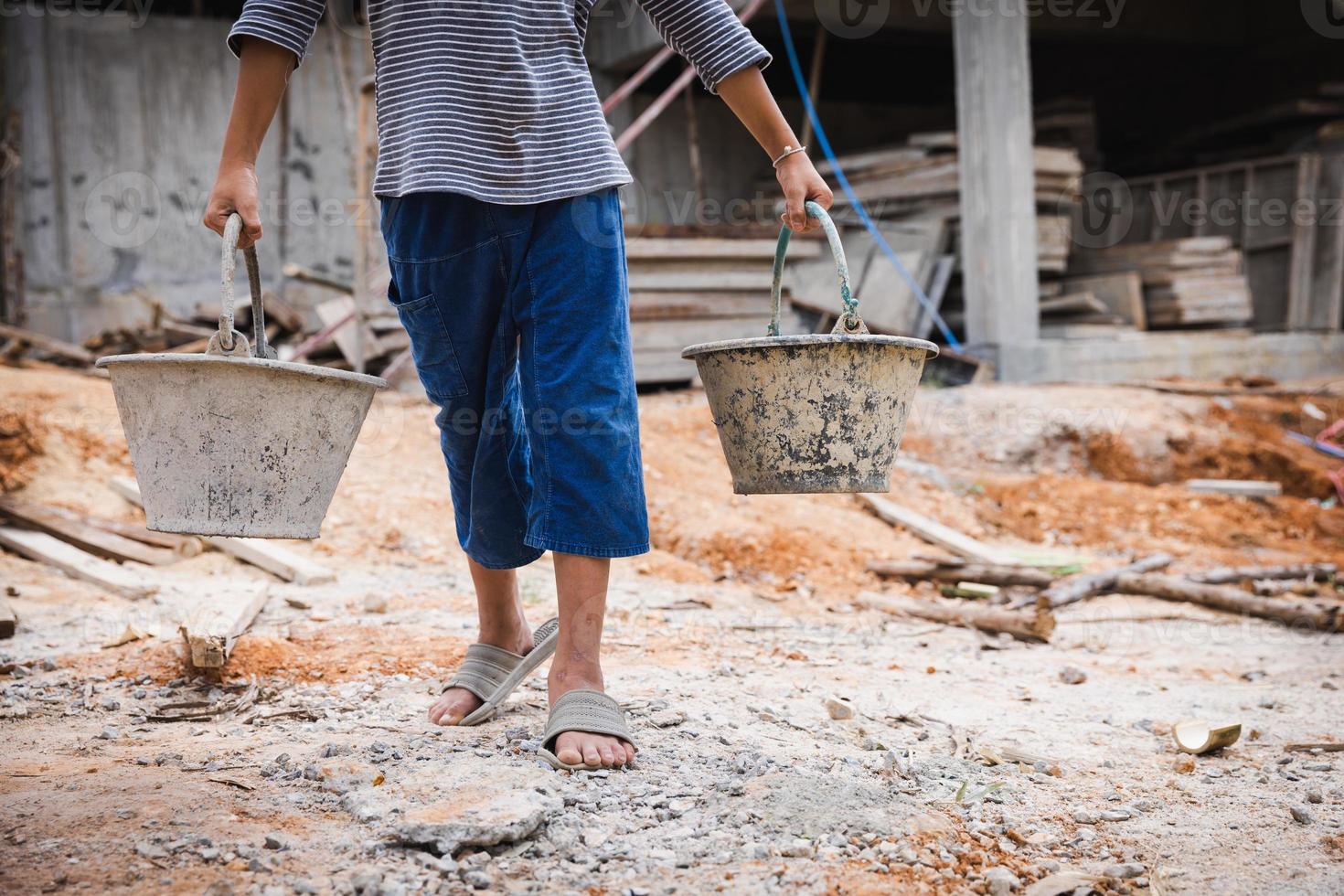 journée des droits le 10 décembre. les enfants pauvres sont forcés de travailler dans la construction, la violence des enfants et le concept de traite, anti-travail des enfants. photo