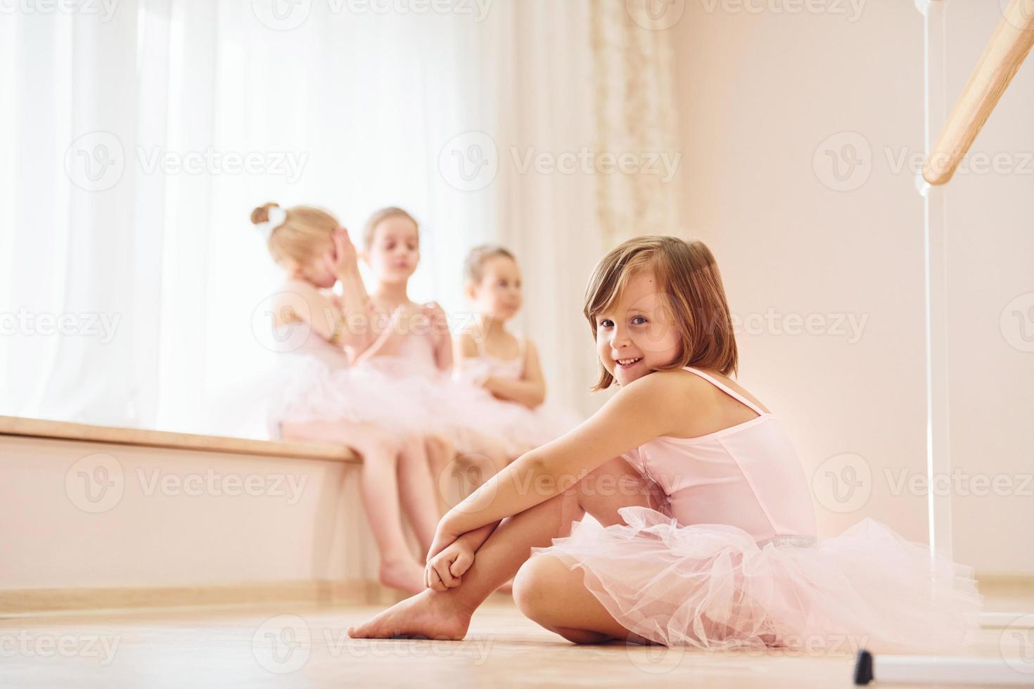 pratiquer au sol. petites ballerines se préparant pour la performance photo