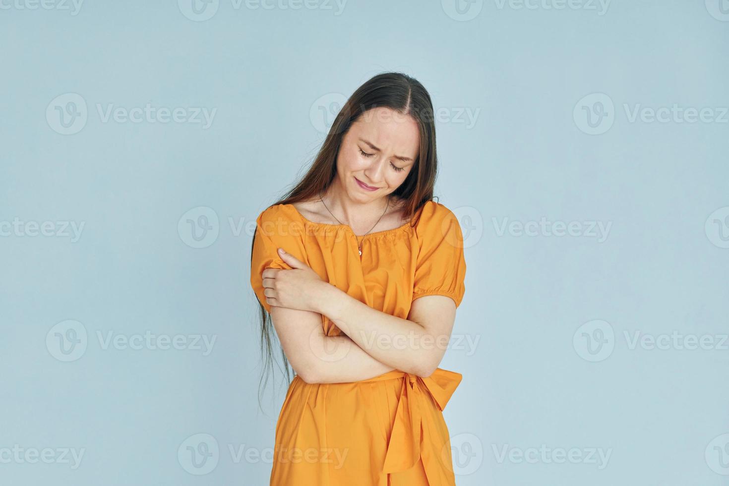 jeune femme en vêtements décontractés debout à l'intérieur dans le studio photo