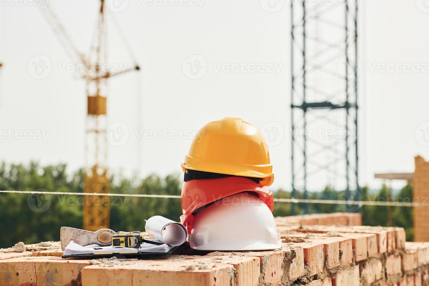 grue est loin. vue rapprochée des casques de protection qui s'étendent sur les briques photo