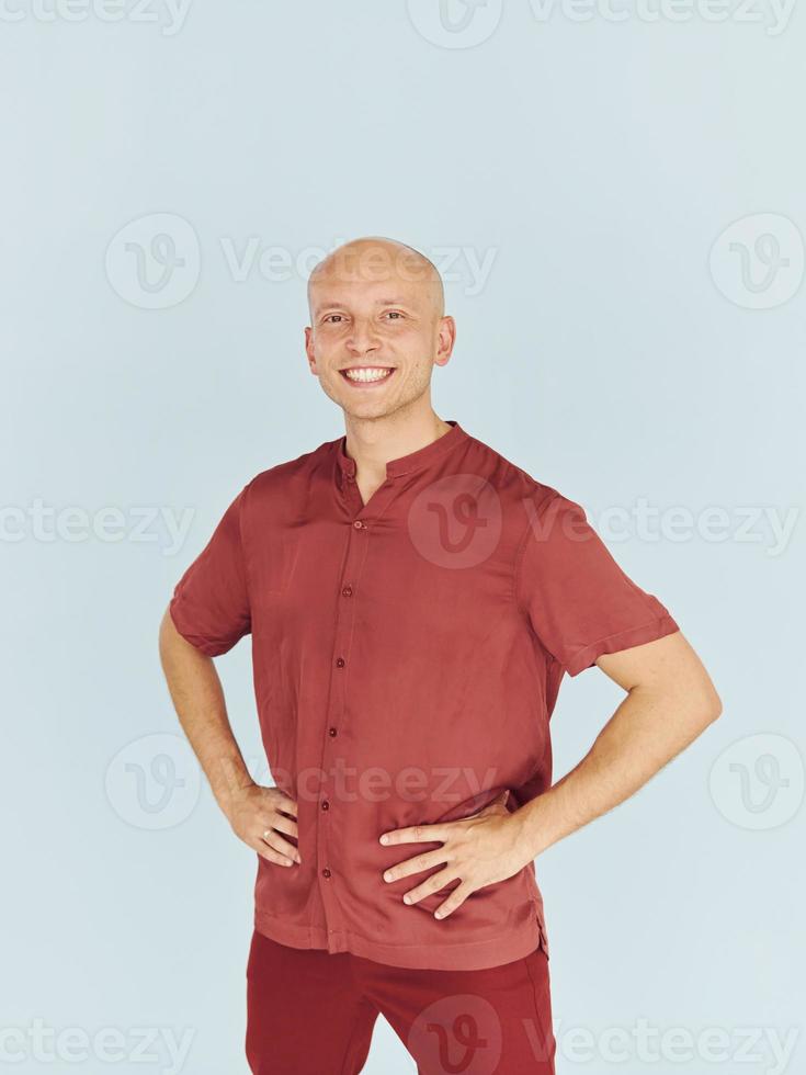 homme en chemise décontractée rouge est debout sur fond blanc photo