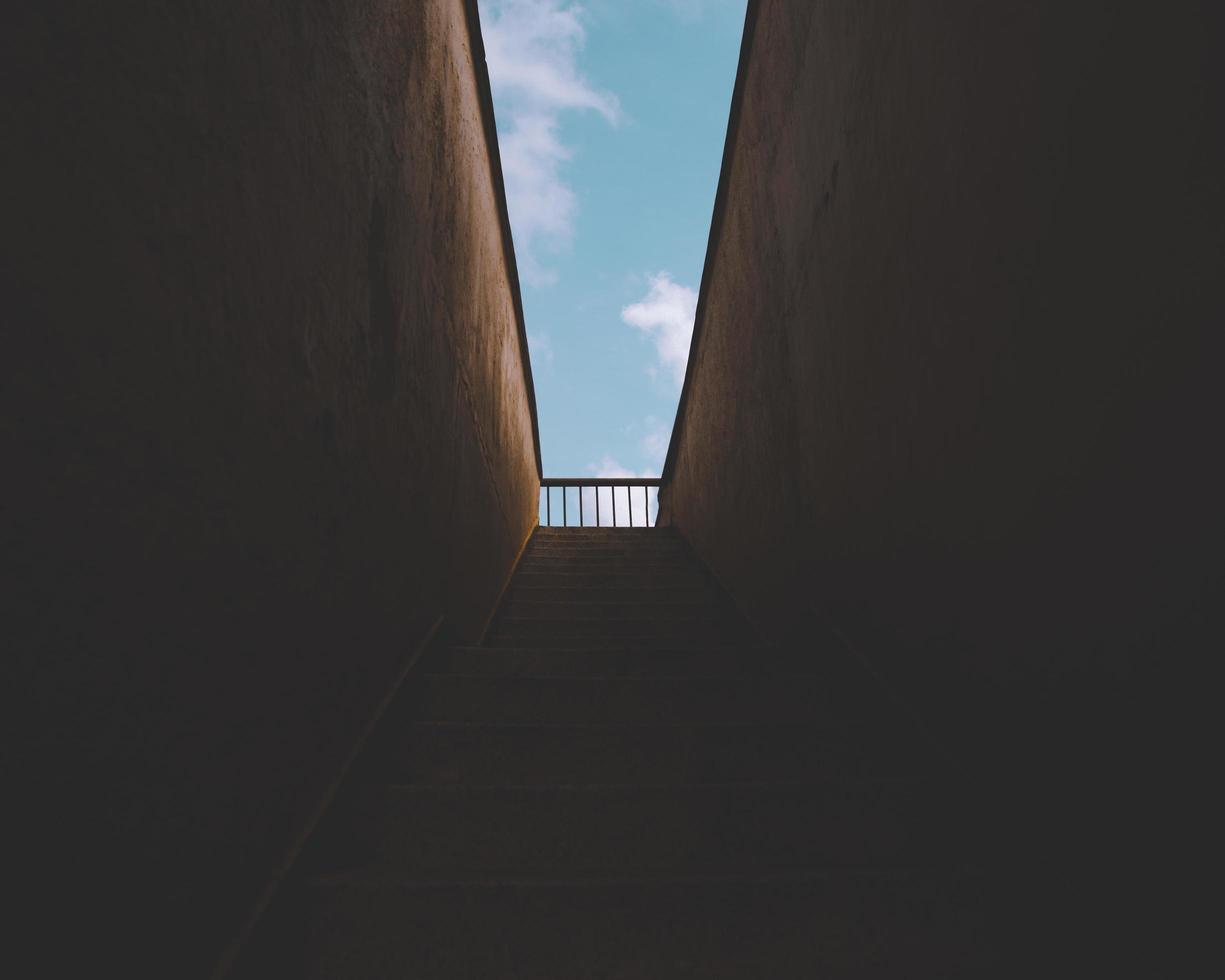 escalier sombre menant à l'extérieur photo