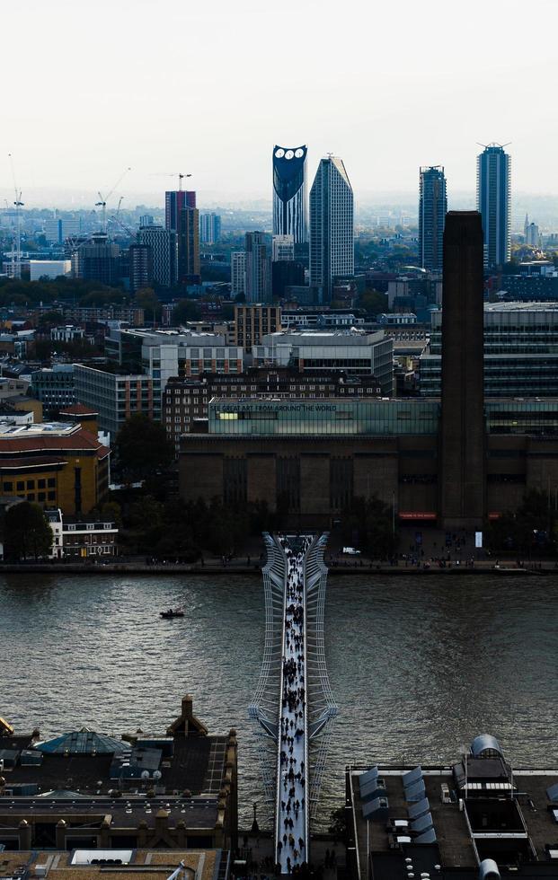 Londres, Angleterre, 2020 - personnes marchant sur un pont photo