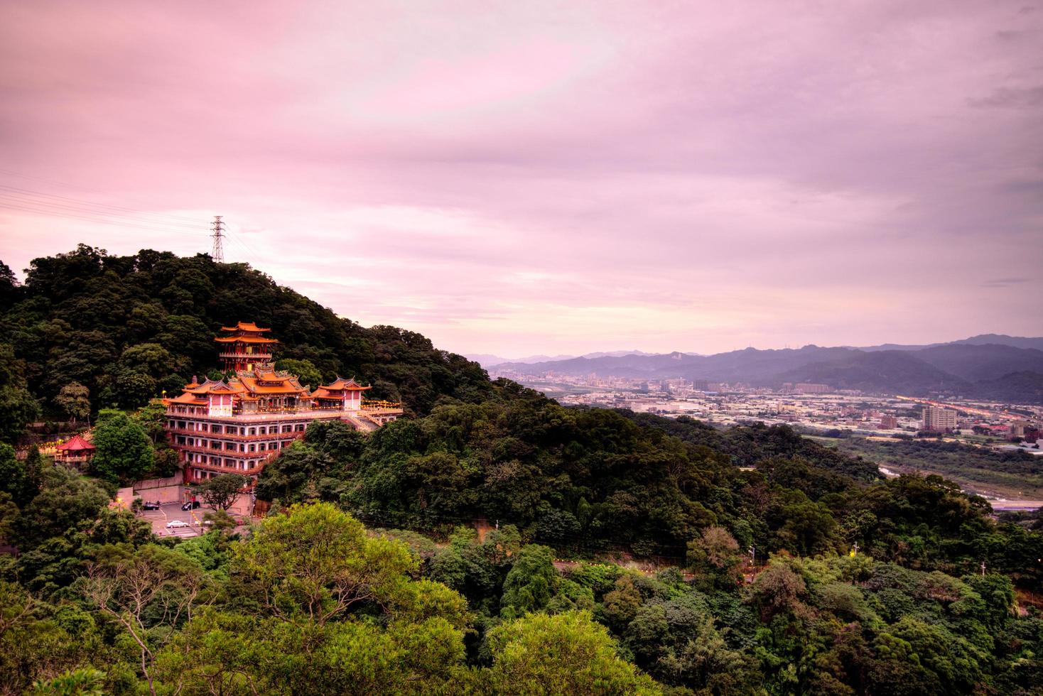 Taipei, Taiwan, 2020 - sanctuaire sur une montagne au coucher du soleil photo