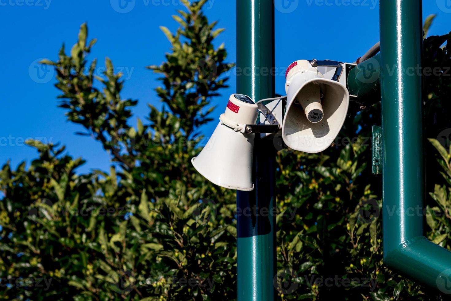 haut-parleurs extérieurs mégaphone de sonorisation sur un green photo