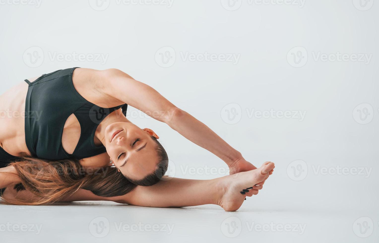 formateur professionnel. jeune femme en vêtements sportifs faisant de la gymnastique à l'intérieur photo