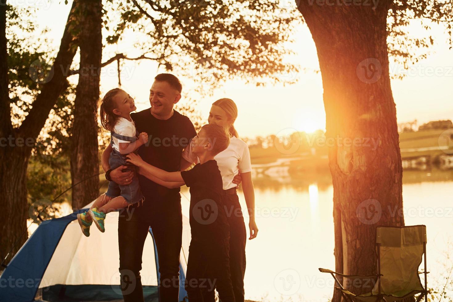 soirée. la famille de la mère, du père et des enfants est sur le camping photo