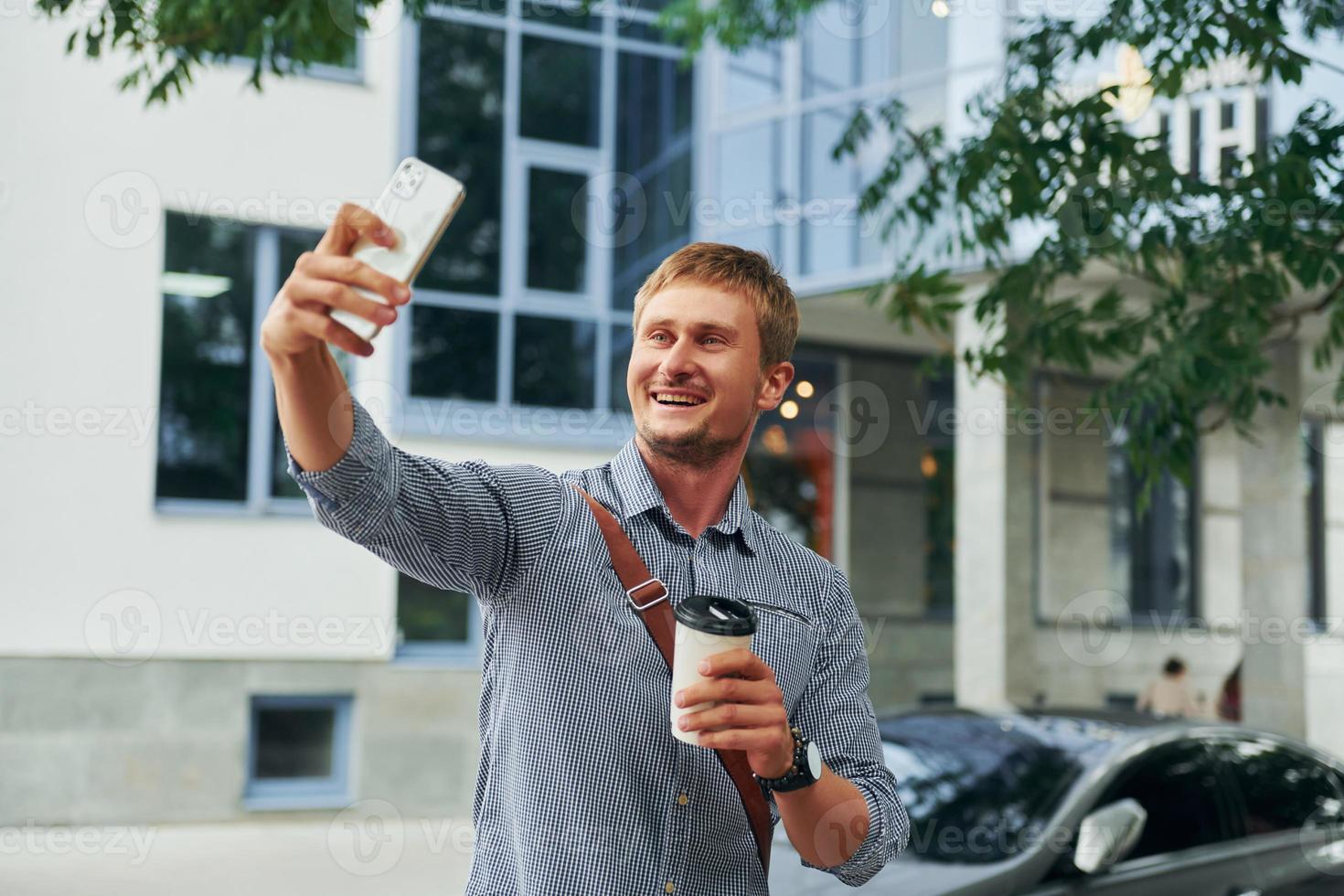 homme se promenant à l'extérieur de la ville pendant la journée photo