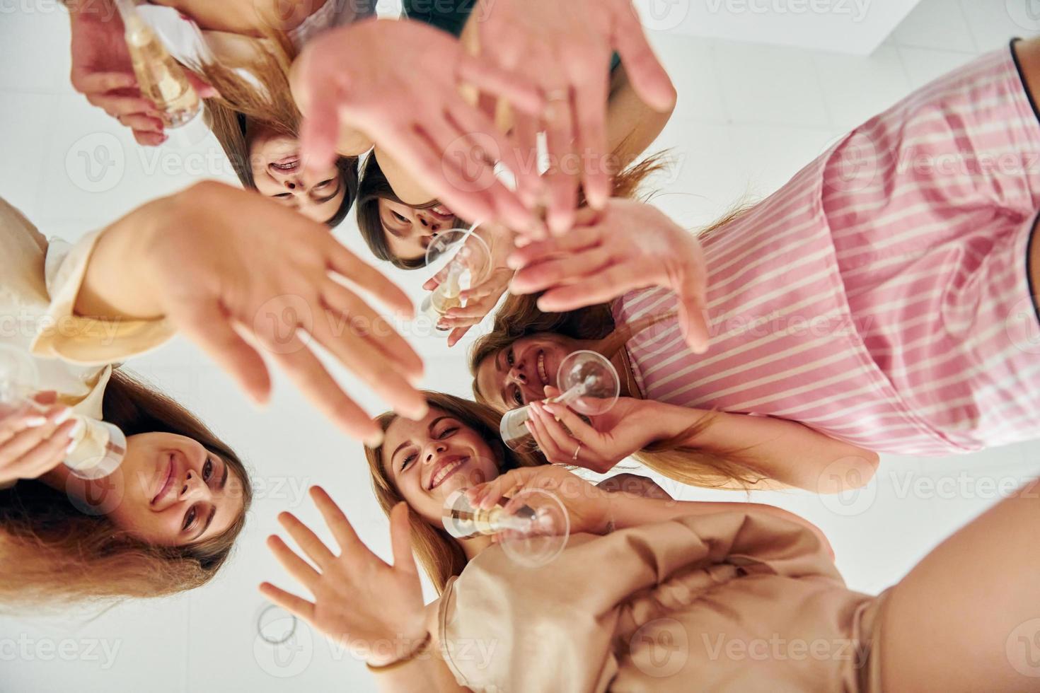 vue d'en bas. groupe de femmes heureuses qui est à un enterrement de vie de jeune fille photo