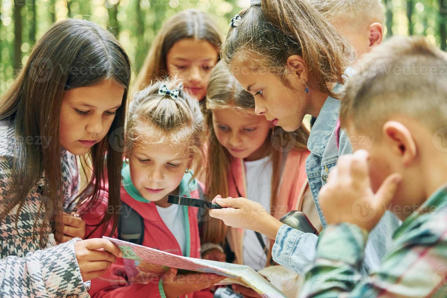 avec carte. enfants dans la forêt verte pendant la journée d'été ensemble photo