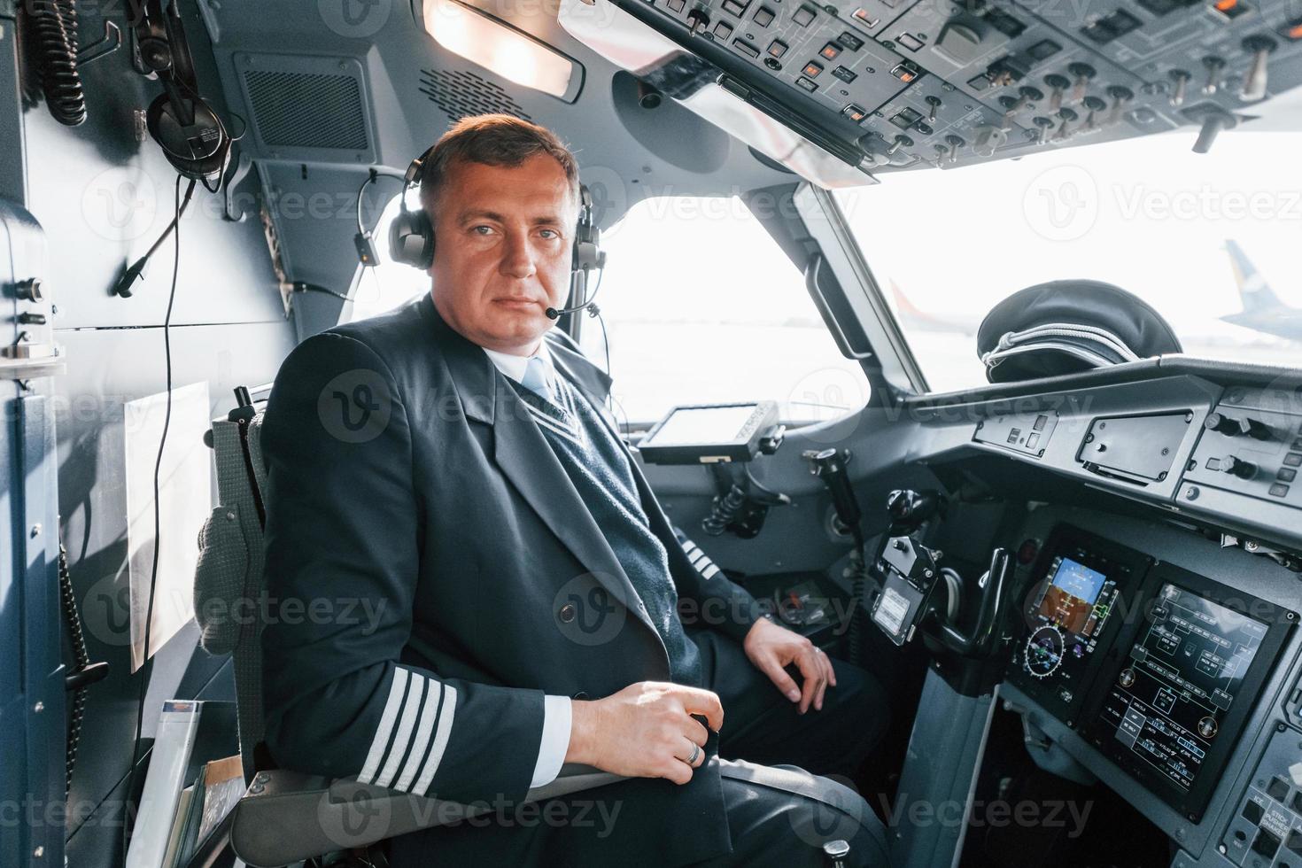 vue de côté. un pilote professionnel est dans le cockpit. conception du travail photo