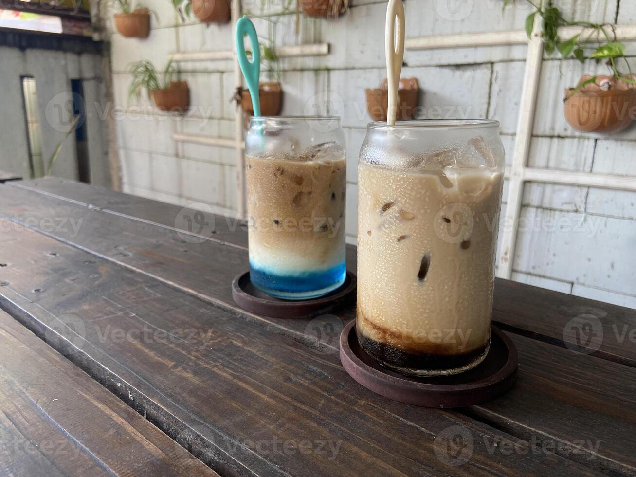 verre d'un café glacé avec du lait à la crème. boisson au café infusé à froid avec de la glace. lumière du soleil tôt le matin. espace de copie. photo