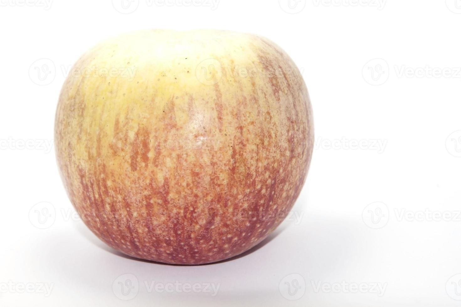 une pomme sur un fond blanc tourné dans un studio dans ma maison photo