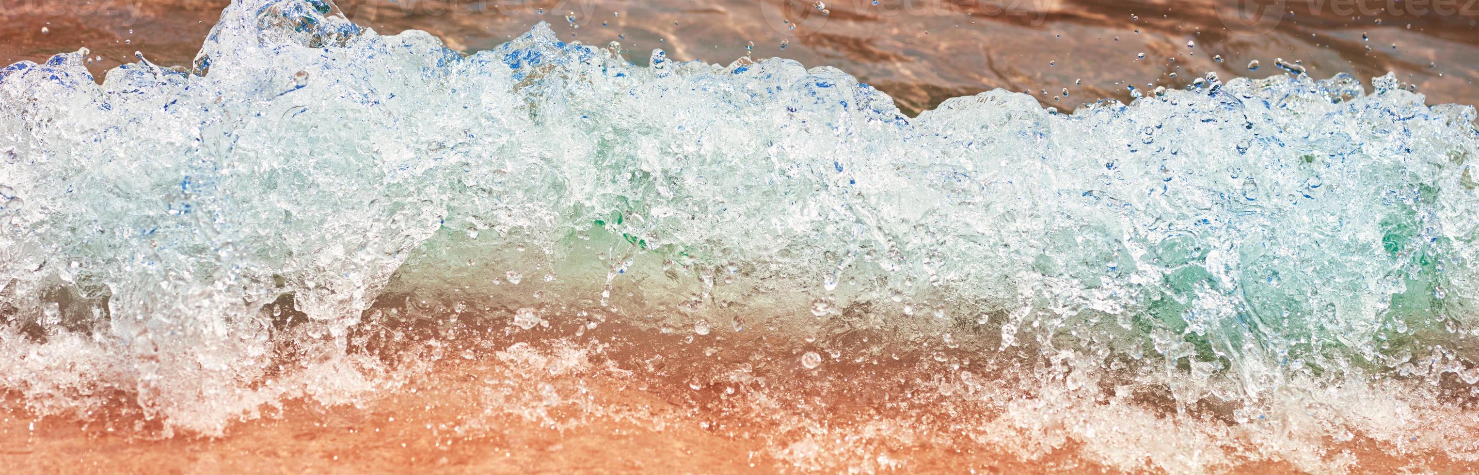 vague de mer sur la plage de sable, mise au point douce. fond d'été photo