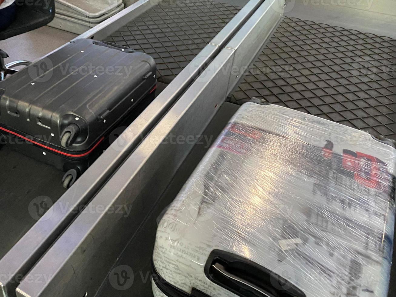 valise sur le tapis roulant à bagages de l'aéroport photo