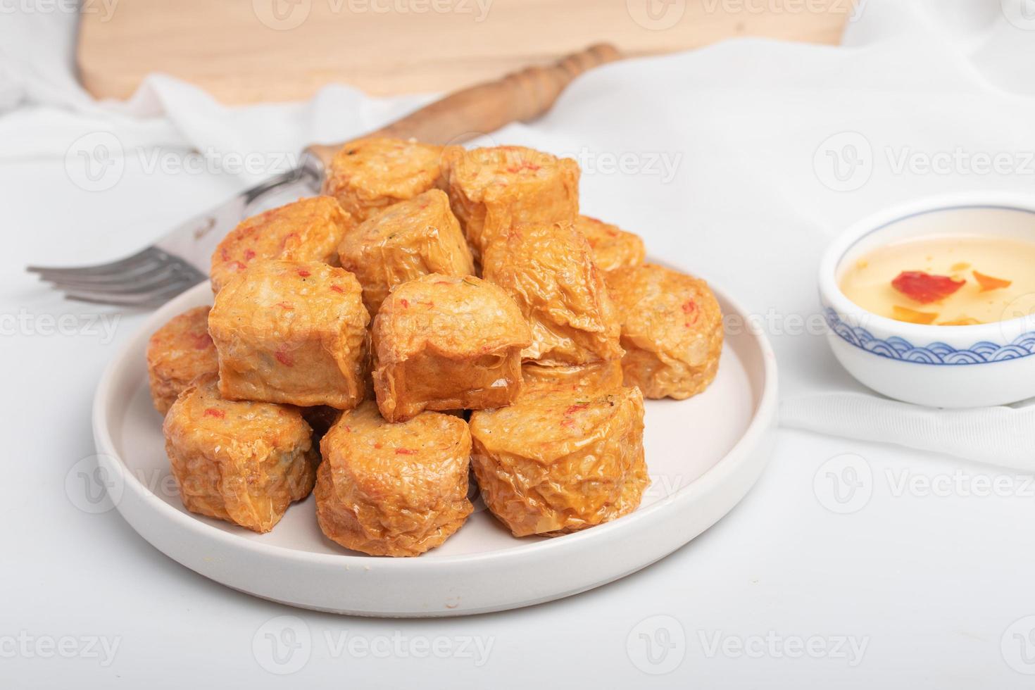 rouleau de poulet frit dans une assiette blanche photo