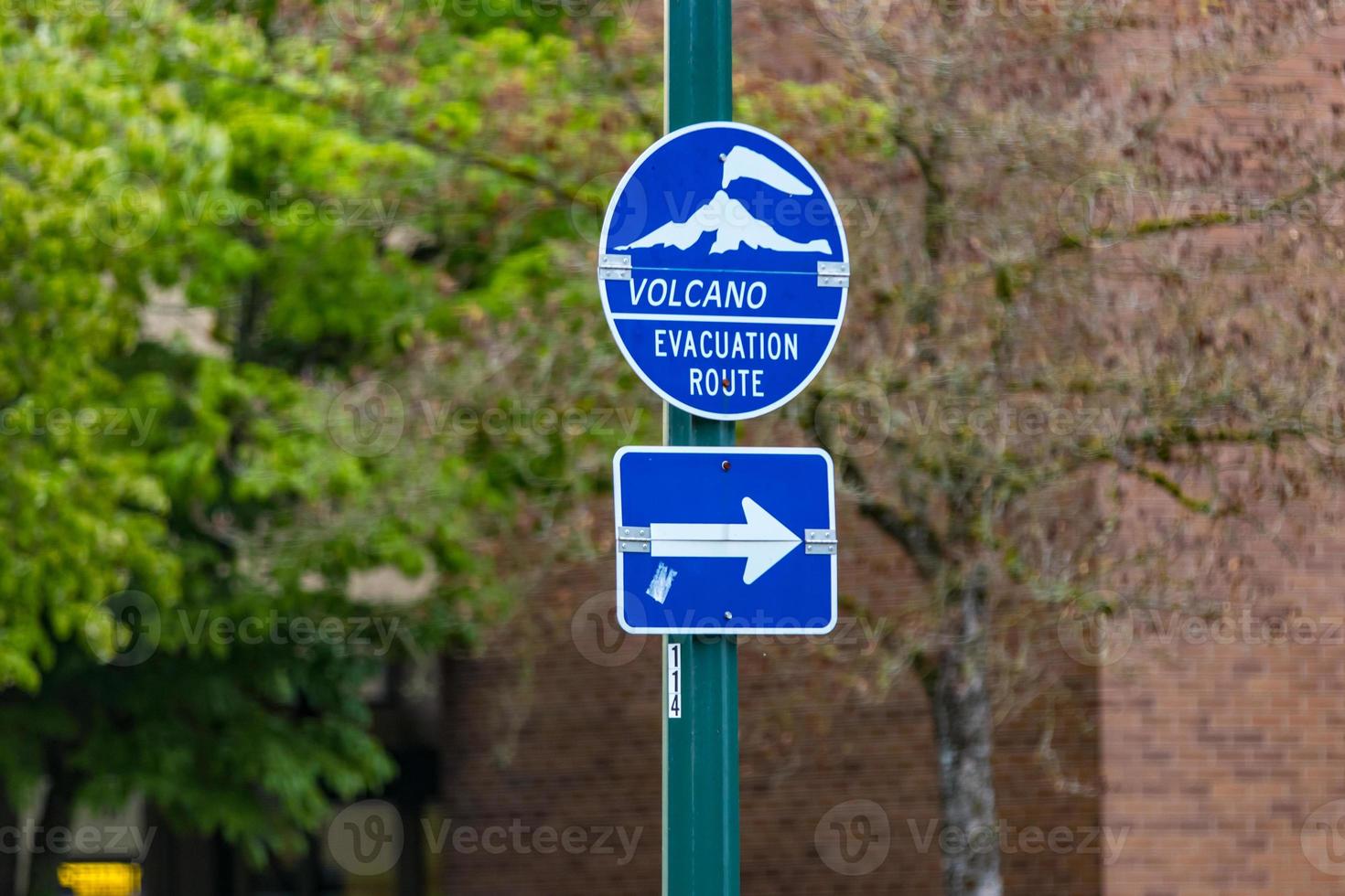 signe et flèche de route d'évacuation du volcan bleu photo