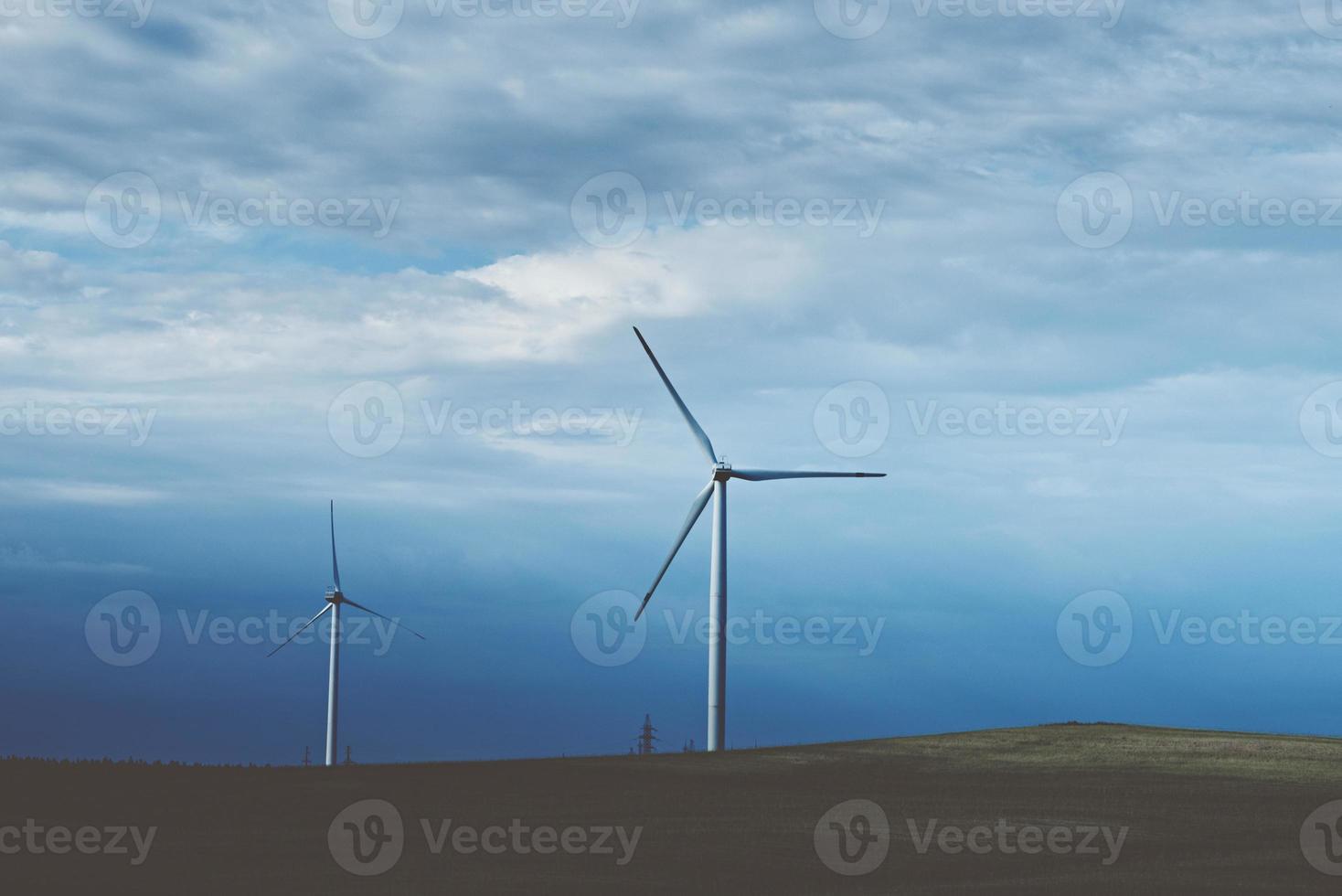 éolienne sur le terrain, photo tonique. concept d'énergie éolienne