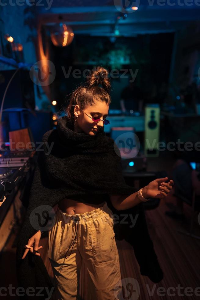 belle femme qui danse dans un petit club photo