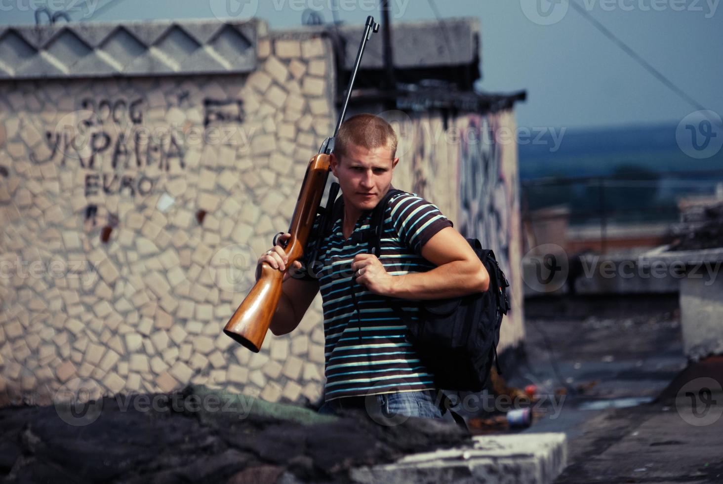 homme avec une arme à feu photo