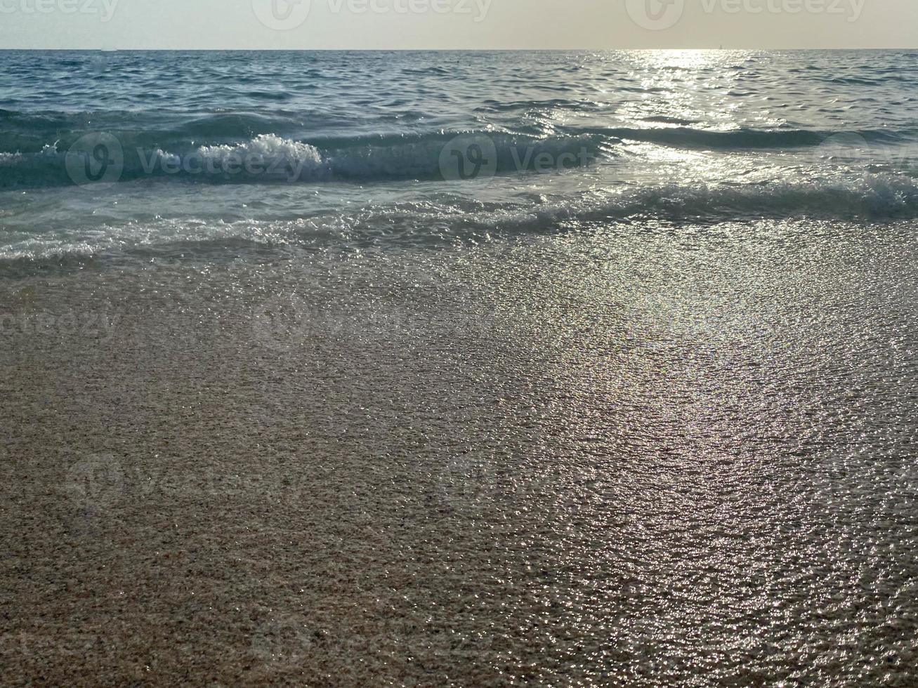 Vagues, éclaboussures d'eau sur la plage à la mer en vacances dans un pays tropical de l'est touristique chaud paradis du sud en vacances. l'arrière-plan photo