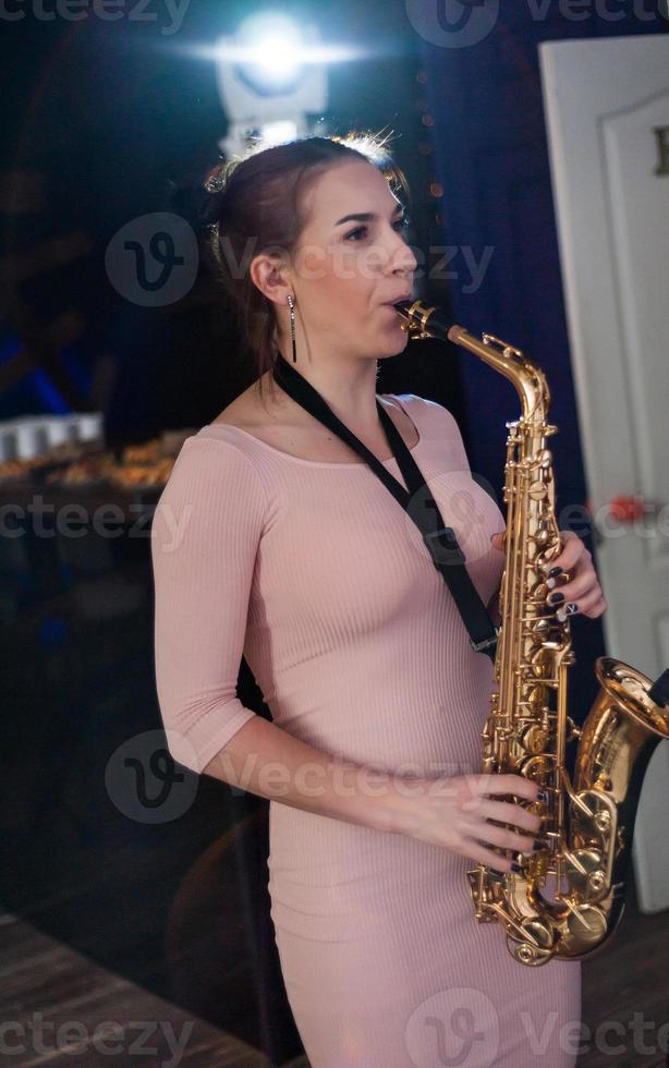 belle fille jouant du saxophone photo