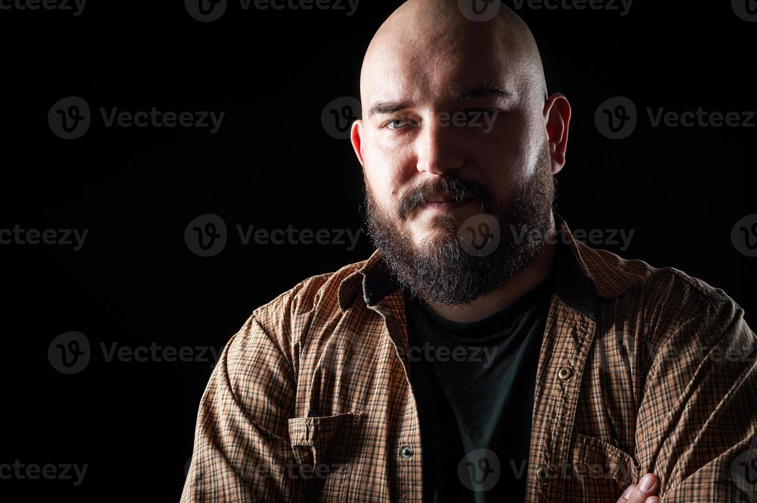 portrait d'un homme chauve dans une chemise avec une barbe photo