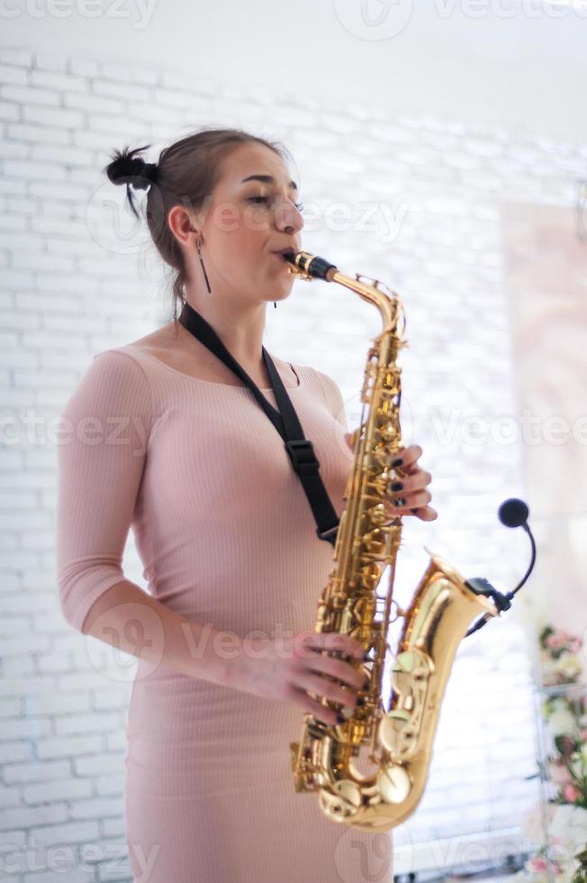belle fille jouant du saxophone photo
