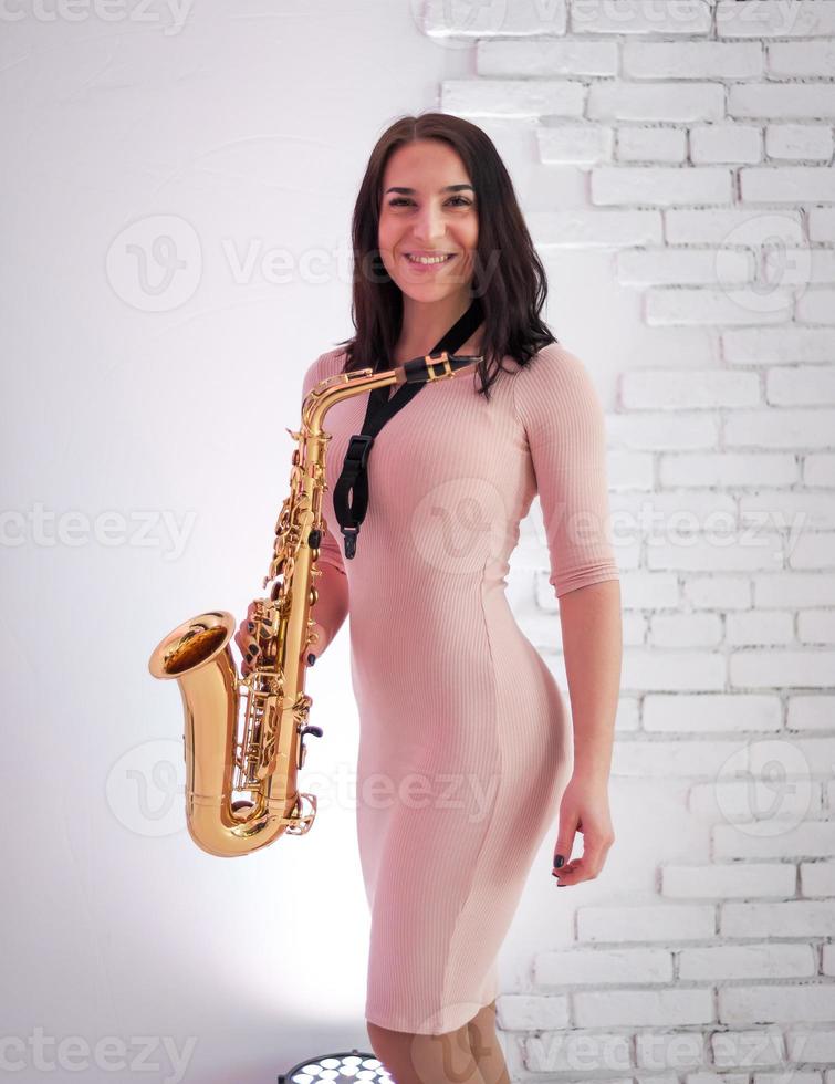 belle fille jouant du saxophone photo