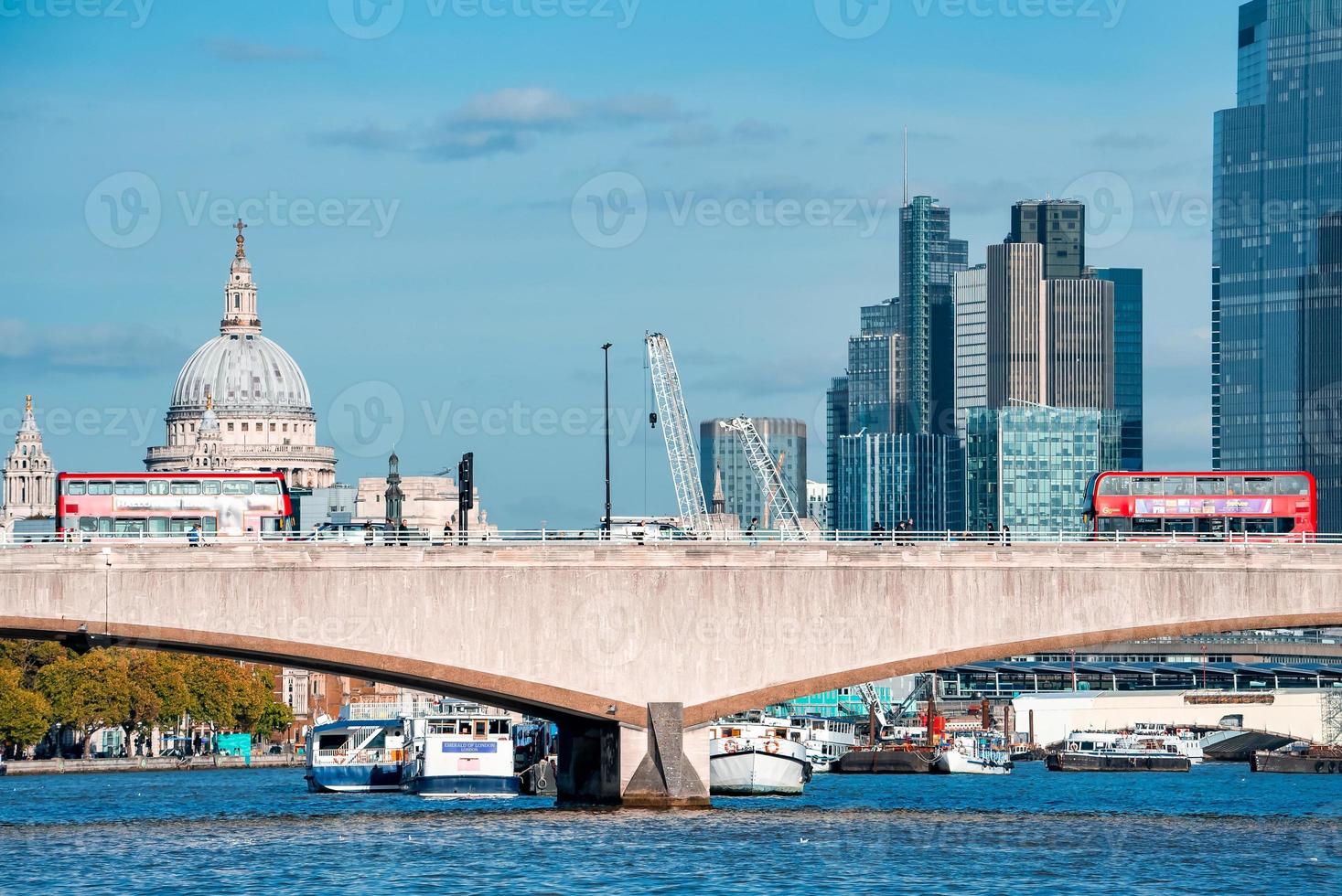 Bus à impériale rouge traversant un pont à Londres photo