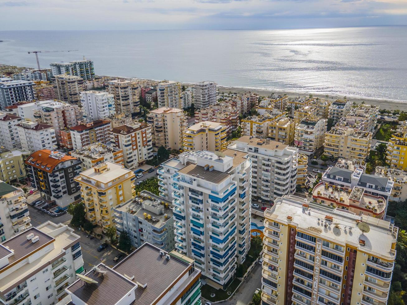 vue aérienne sur la ville et la mer. grands bâtiments architecturaux photo