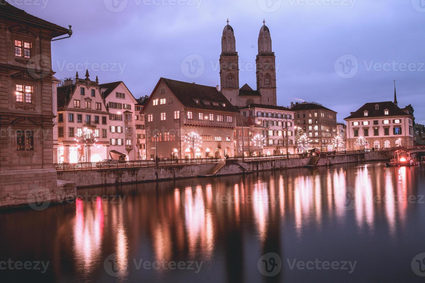 Vue de l'église Grossmunster à travers la rivière Limmat à Zurich, Suisse photo