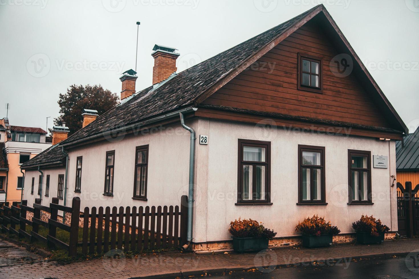 vues sur la rue dans la ville de trakai, lituanie photo