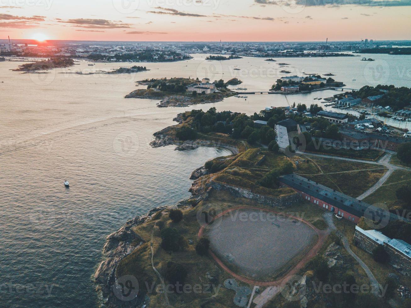 vues de drones des environs de suomenlinna à helsinki, finlande photo