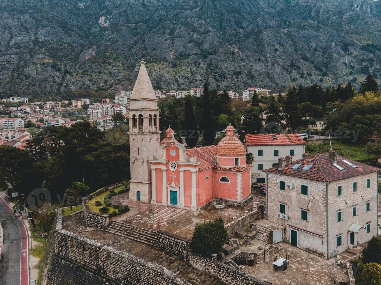 vues de drone de st. église matthias à kotor, monténégro photo