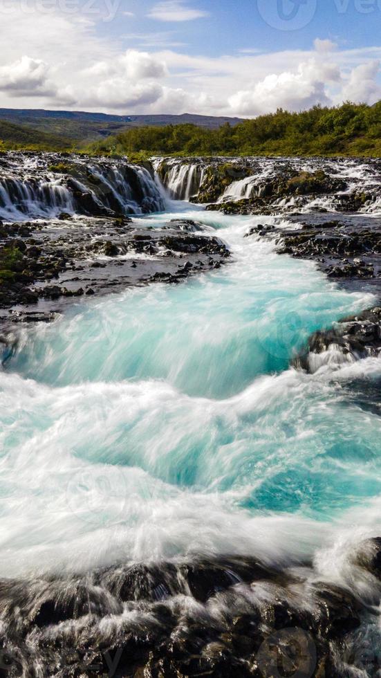 cascade de bruarfoss dans les hautes terres d'islande photo