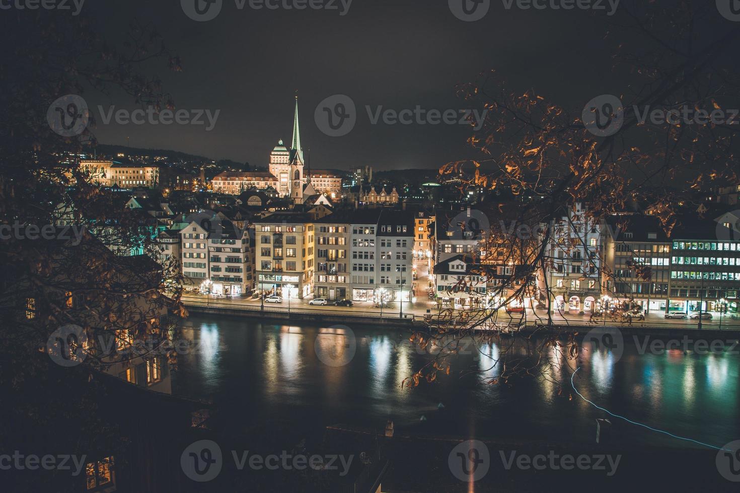 vue nocturne de zurich, suisse depuis le lindenhof photo