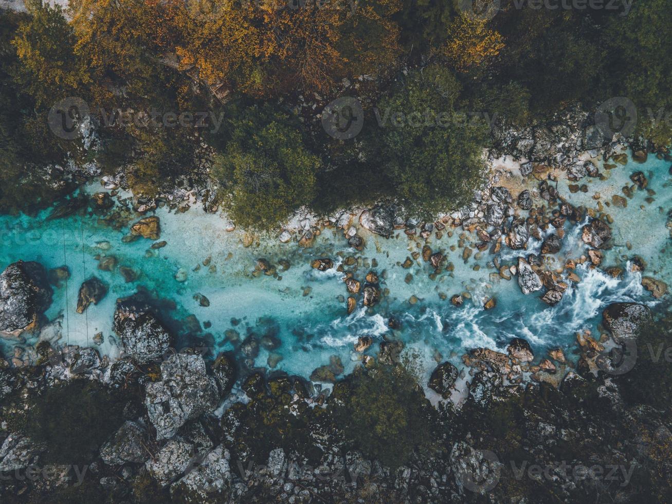 vue par drone de la rivière soca en slovénie photo