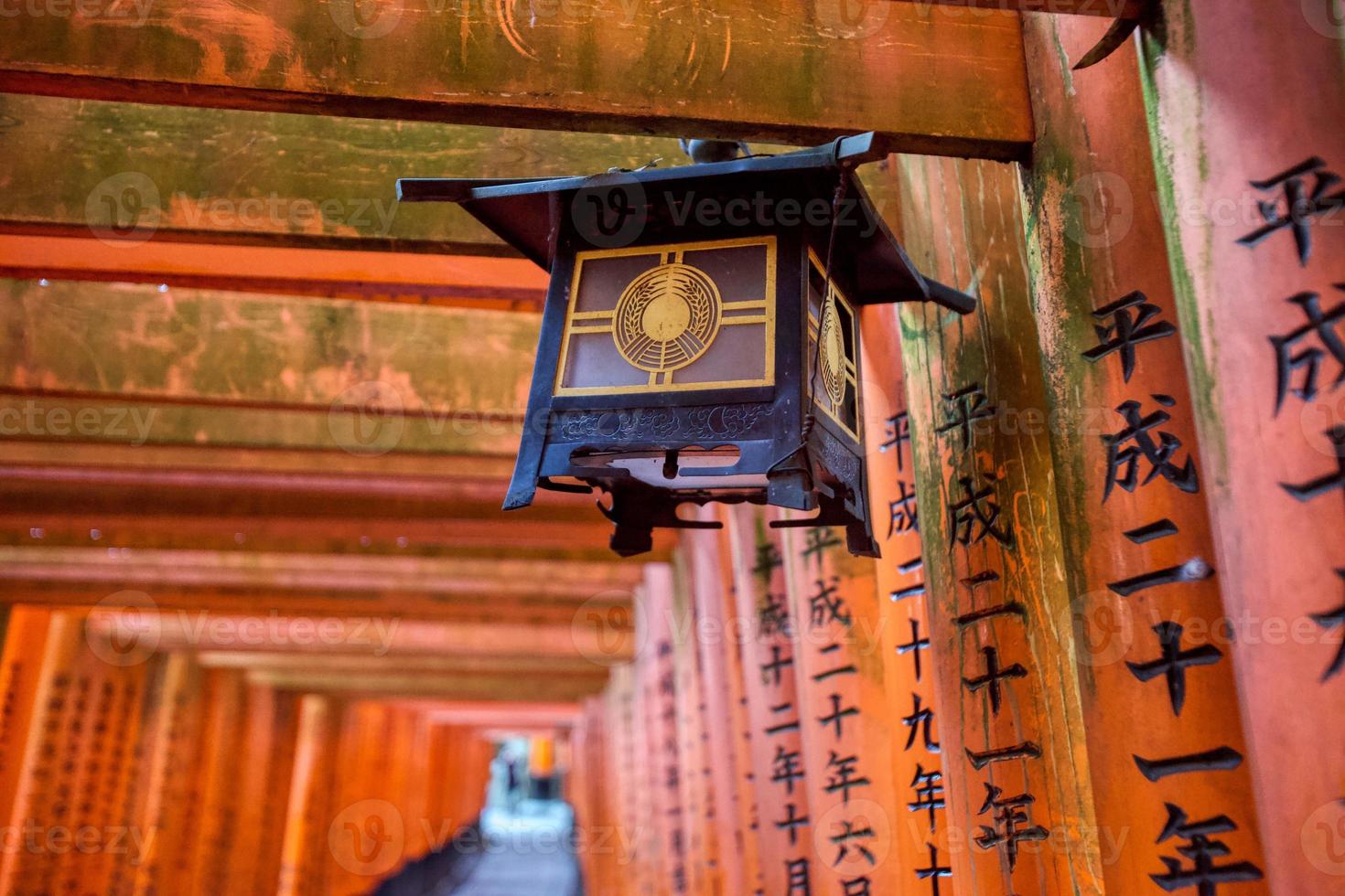 portes orange au sanctuaire fushima-inari taisha à kyoto, japon photo