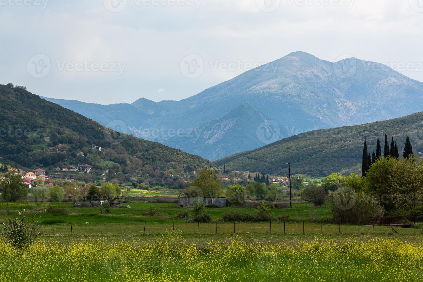 paysages printaniers des montagnes grecques photo