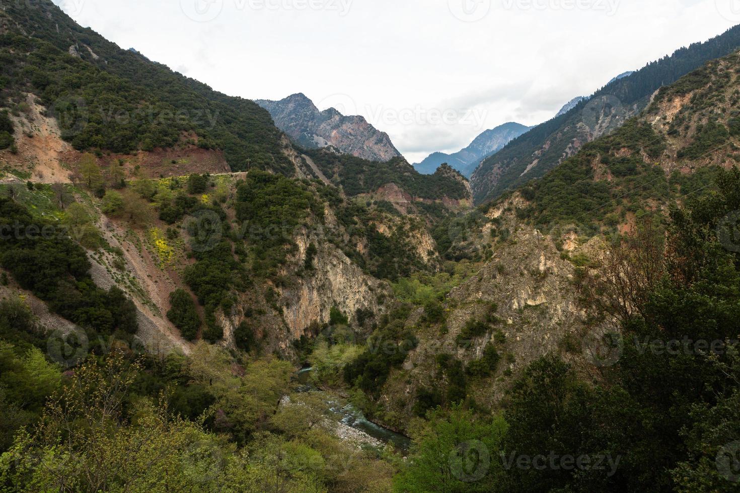 paysages printaniers des montagnes grecques photo