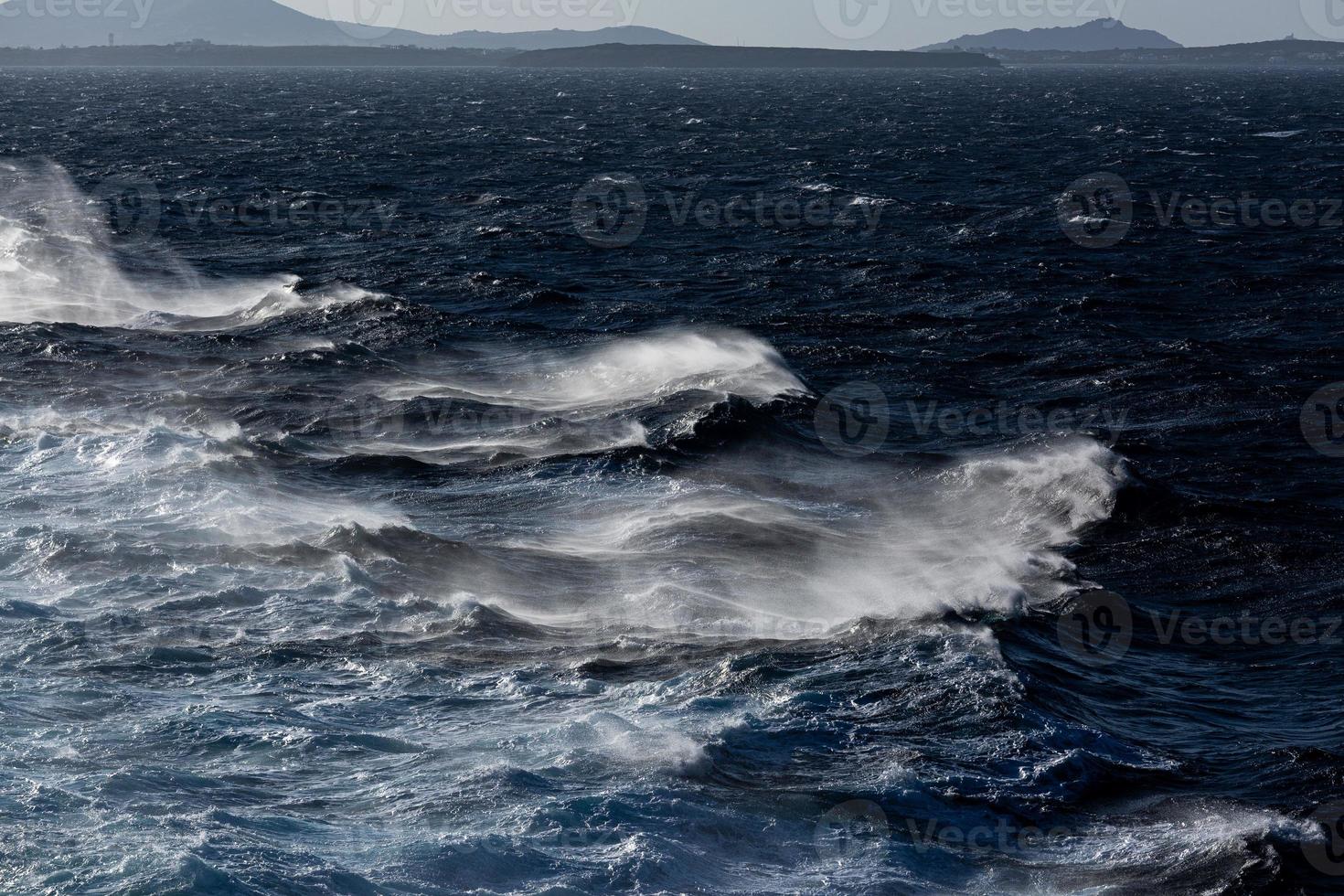 vagues et éclaboussures dans la mer méditerranée photo