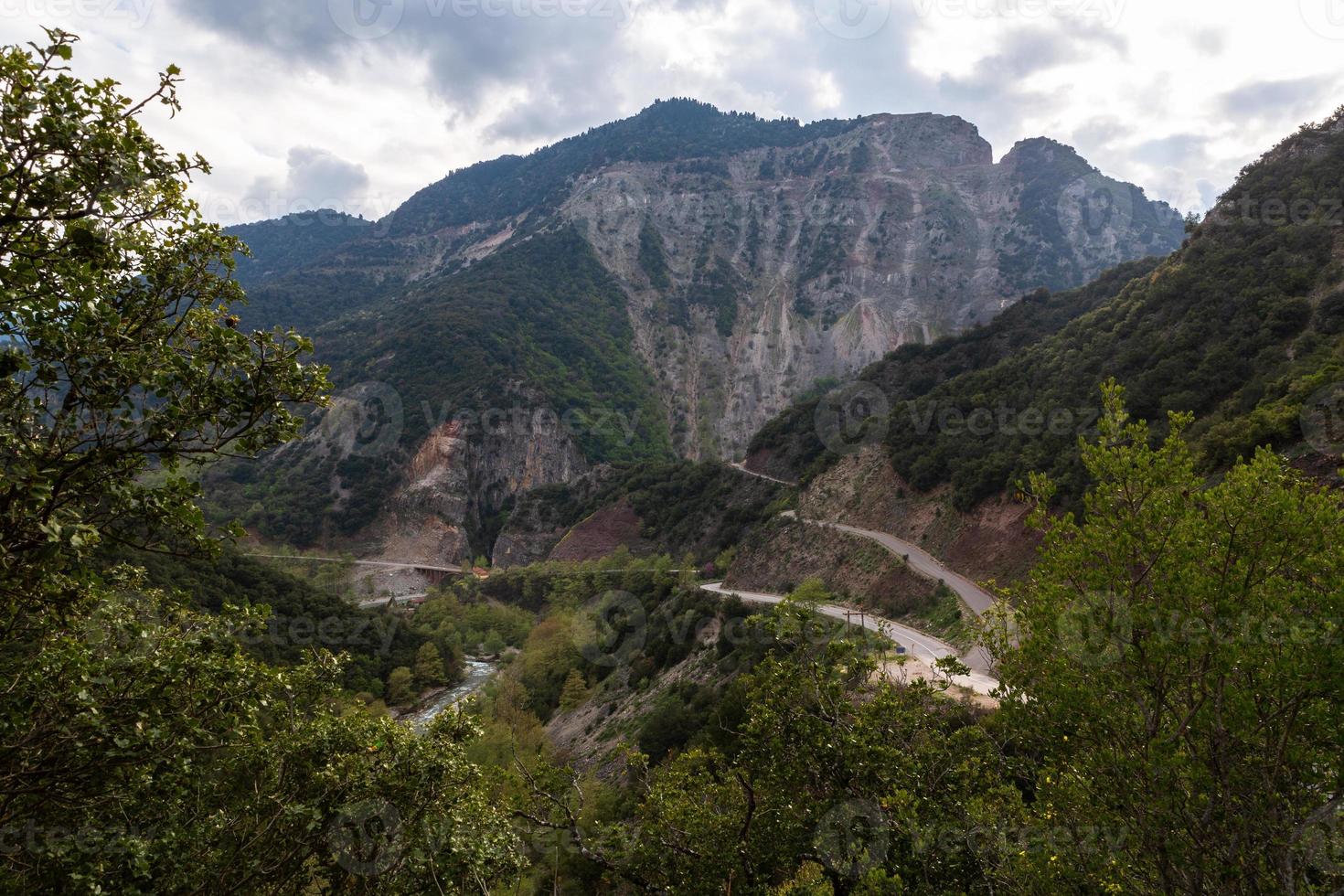 paysages printaniers des montagnes grecques photo