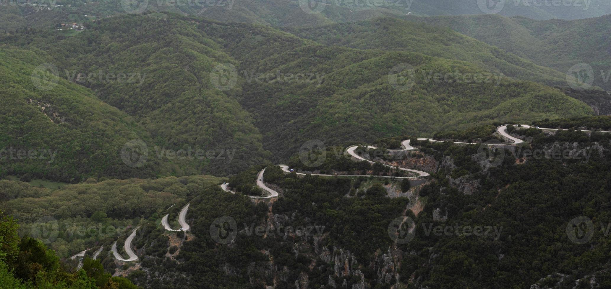 paysages printaniers des montagnes grecques photo