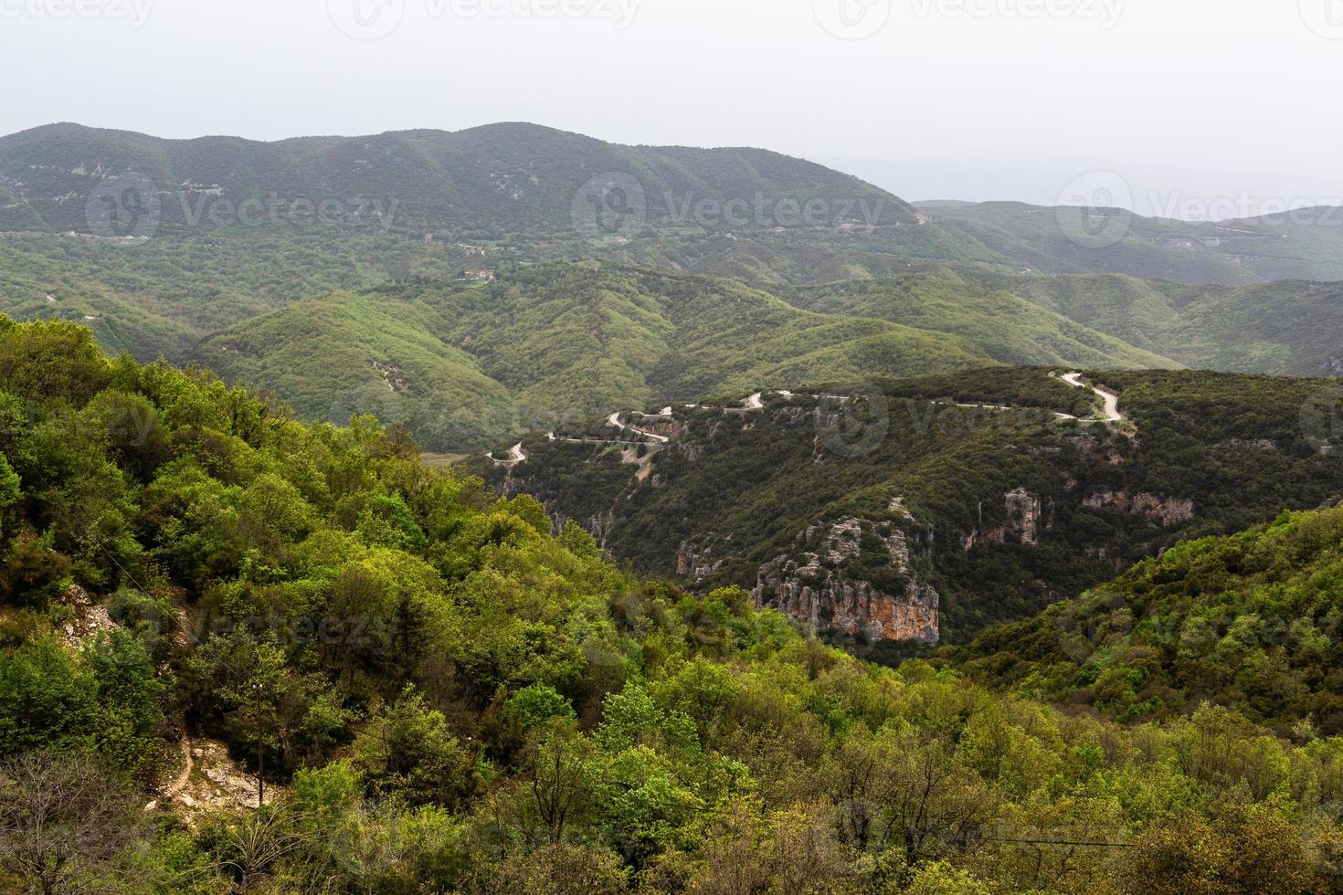 paysages printaniers des montagnes grecques photo